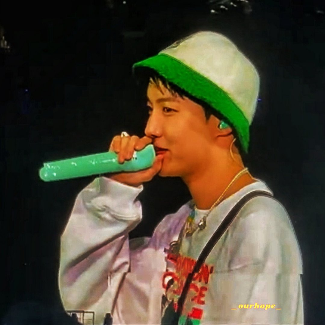 Ourhope___'s tweet photo. Hilo de Fotitos del día 3 del " Permission to Dance on Stage Tour" 

💛-les puse mi firma a las fotos pero nose si esta bien ya que yo solo edite y tome pantallazos de diferentes envivos  :( 💛

#PTD_ON_STAGE_LA_Day3 
#BTSEnChile2022 
#PTD_ON_STAGE_LA 
#방탄소년단
#bts @BTS_twt https://t.co/bp1lcW6Y0D