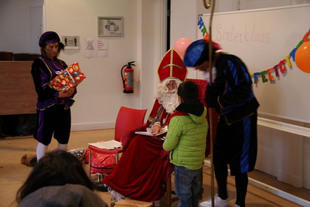 Gisteren bracht Sint en de pieten een bezoek aan De Paardenberg om kado's af te geven voor kinderen uit de wijk waarvan de ouders cliënten zijn bij de Voedselbank. Dank aan Sintvoorieder1 hiervoor!