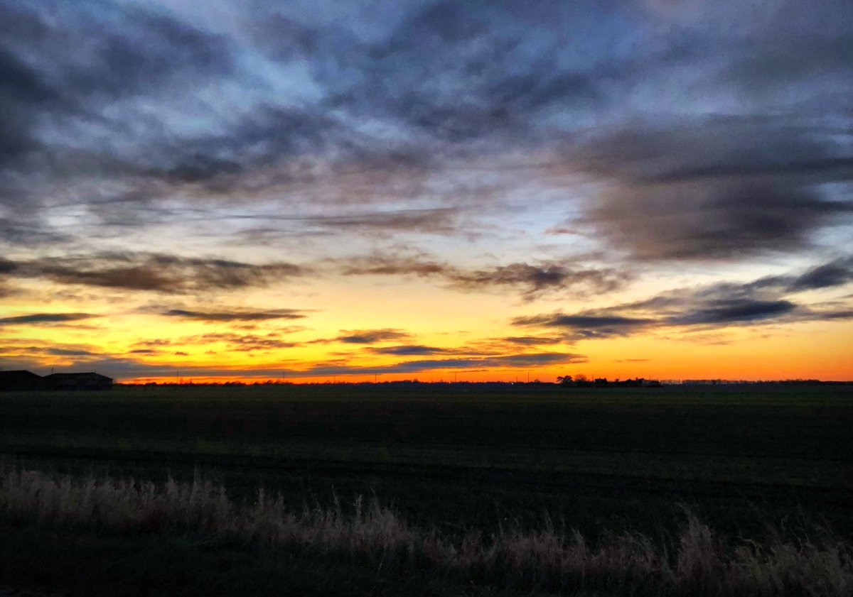 mrh1967's tweet photo. Sunrise across the Fens @LincsSkies https://t.co/KBH2jB1OIa