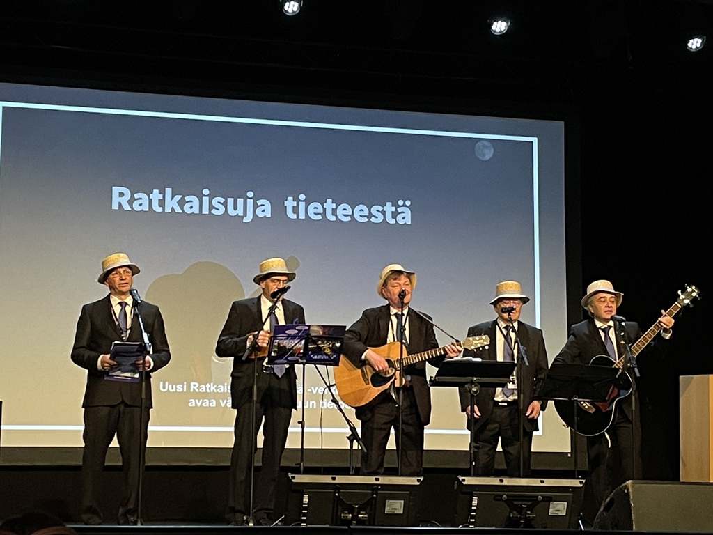 jarsjo's tweet image. Perinteinen #itk2021 -konferenssin aloitus Digiveikkojen tahdittamana. Meitä on täällä Aulangolla n. 1500 koulutuksen digitalisaation kehittäjää!  #OppimisenIT