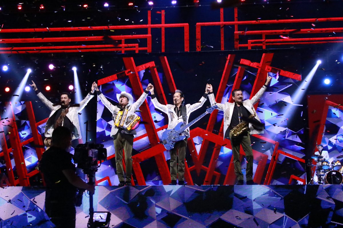 tigresdelnorte's tweet photo. ¡Qué noche tan maravillosa celebrando el 25 aniversario de @TvBandamax ! Un gusto coincidir con tantos amigos.... ¡Hasta pronto!
.
.
#actitudtigres #jefedejefes #ltdn #mexico #premiosbandamax #ltdn2021 https://t.co/jkLazxB1v2
