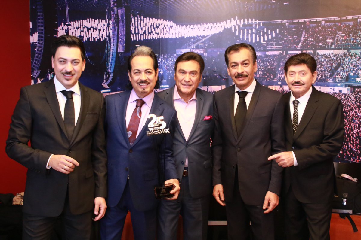 tigresdelnorte's tweet photo. ¡Qué noche tan maravillosa celebrando el 25 aniversario de @TvBandamax ! Un gusto coincidir con tantos amigos.... ¡Hasta pronto!
.
.
#actitudtigres #jefedejefes #ltdn #mexico #premiosbandamax #ltdn2021 https://t.co/jkLazxB1v2