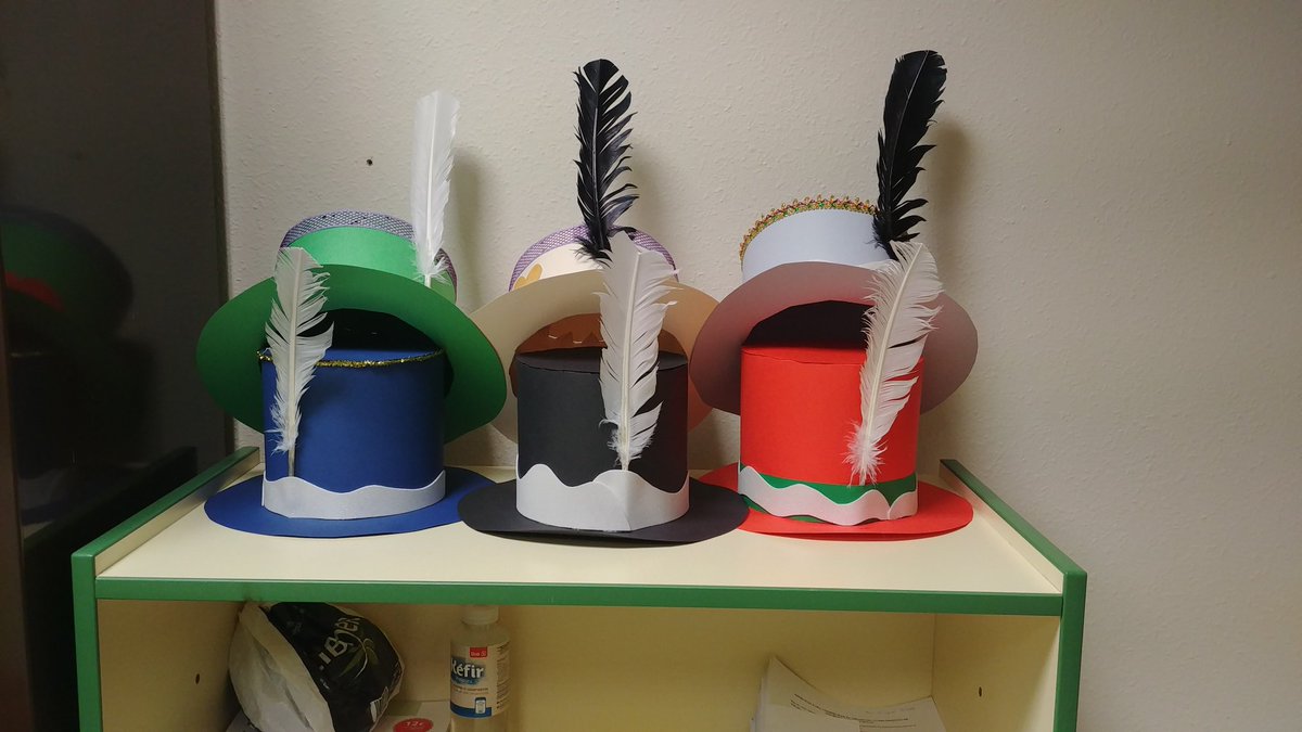 JOSEALB65's tweet photo. Ya tenemos para la APE del @IESRamonyCajalV los 6 sombreros de pensar de Edward Bono. Un trabajo realizado por nuestra profe Elvi y alumnado de Caracterización. Les utilizaremos para el taller de resolución de conflictos
#mefp_Emprendimientocyl
#Compartefp
#FSE_AulaEmpresaCyL https://t.co/OiiACiGlHA