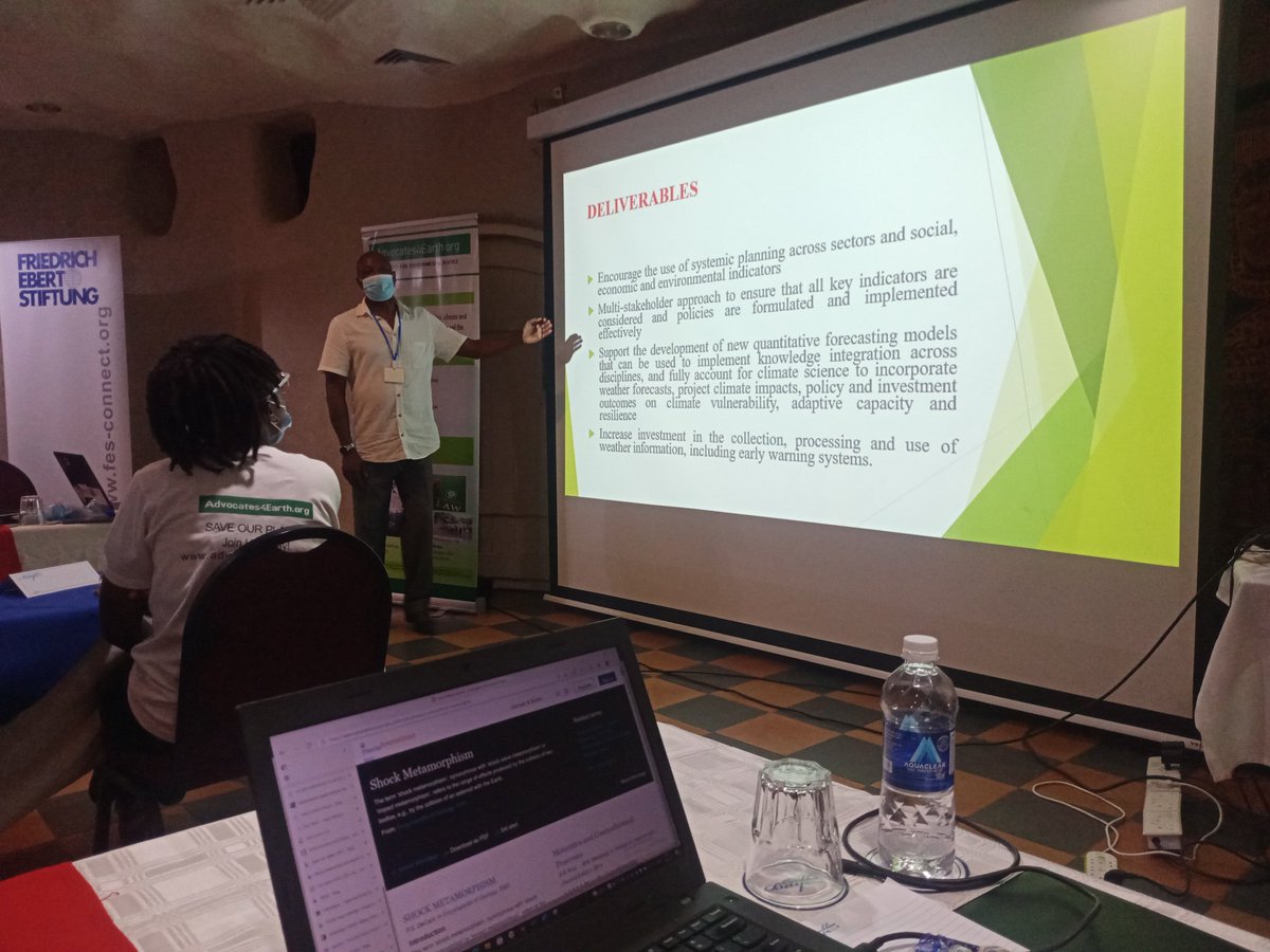 ChiparaWendy's tweet photo. Dr Tichaona Zinyemba presenting on Understanding climate change :The Science, Global warming and interactions with human environmental systems. #ClimateSummerSchool https://t.co/cDt75MDIrQ