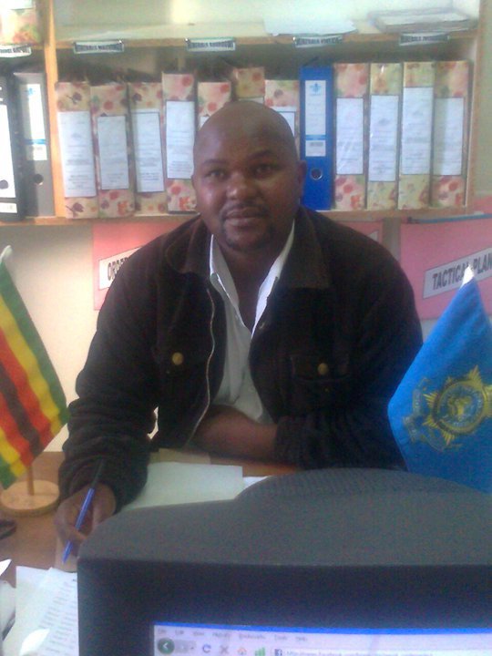 Meet Chief Inspector Cames Myambo.

He is refusing to arrest the ZANU-PF thugs who abducted, tortured and killed Nyasha Zhambe.

Remember his face.

#JusticeMatters