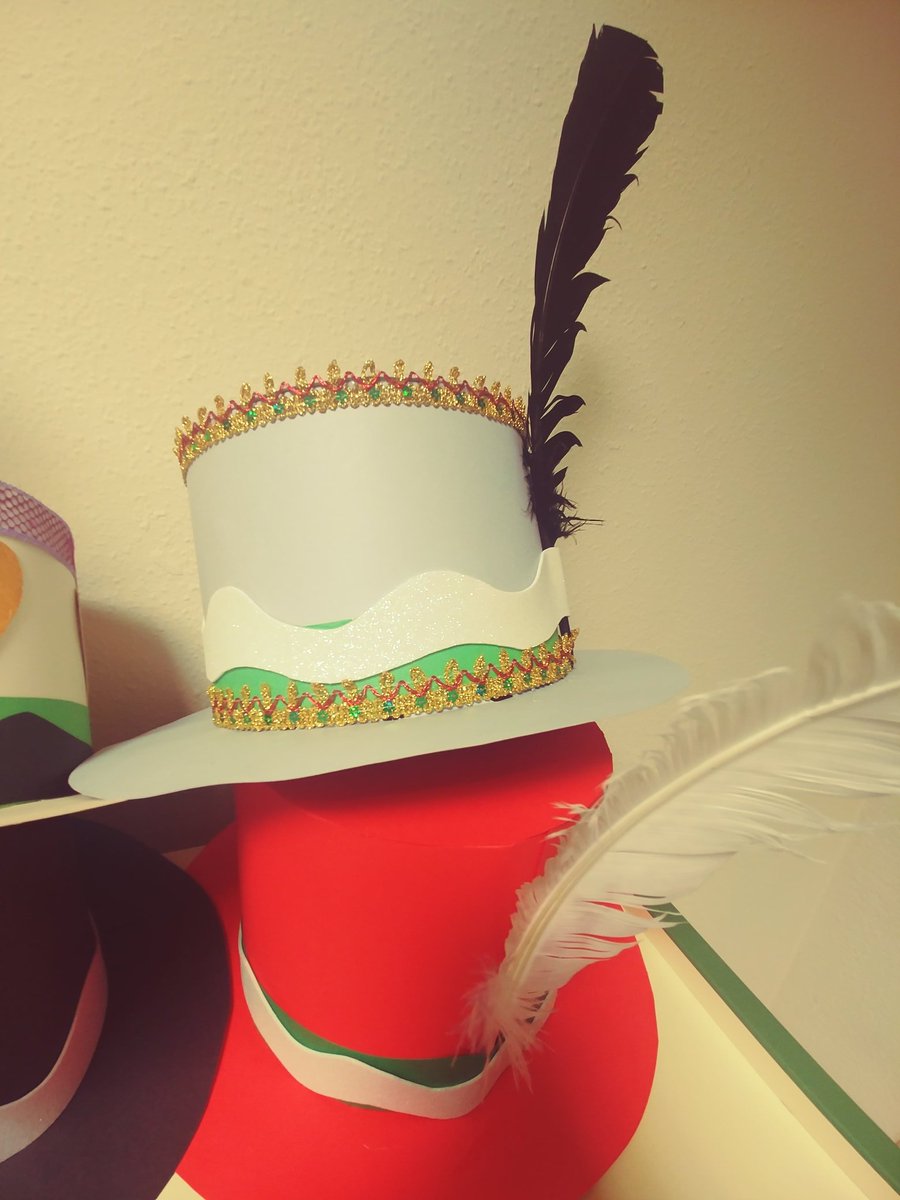 JOSEALB65's tweet photo. Ya tenemos para la APE del @IESRamonyCajalV los 6 sombreros de pensar de Edward Bono. Un trabajo realizado por nuestra profe Elvi y alumnado de Caracterización. Les utilizaremos para el taller de resolución de conflictos
#mefp_Emprendimientocyl
#Compartefp
#FSE_AulaEmpresaCyL https://t.co/OiiACiGlHA