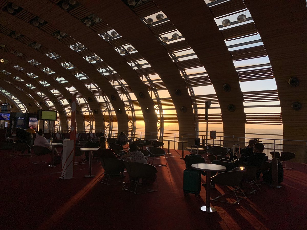 Mel0Oooow's tweet photo. Nouveau départ pour un voyage ☀️#voyage #holidayseason #soleil #tropiques #airfrance ♥️ #AF498 @AirFranceFR https://t.co/qcz6RkitS0