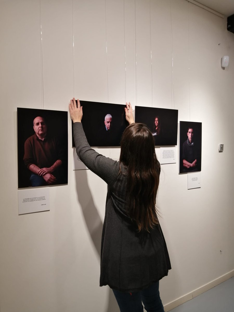 Ateneu's tweet photo. ✨L'EXPOSICIÓ "LLUM SOBRE LA FOSCOR" A L'ATENEU EL POBLET"📣
Ahir vam fer el muntatge de l'exposició "Llum sobre la foscor. Descobrint universos" que s'inaugura avui, 2/12 a les 18.30h, amb la presència dels artistes  a l'@AteneuElPoblet! @amandabernalp
➡ https://t.co/96s0uWZPVa https://t.co/zQbetkqNGP