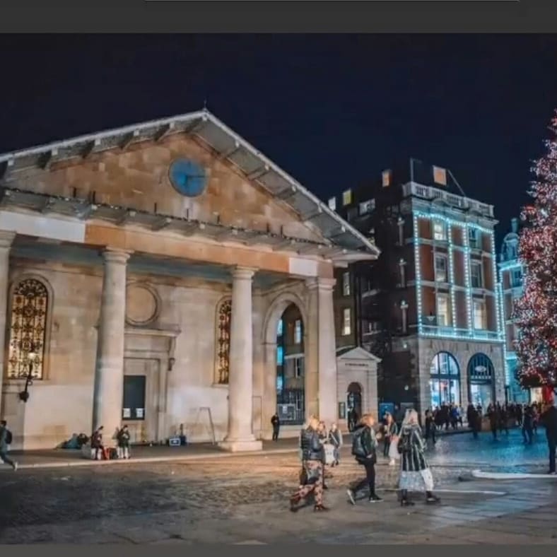 SamSquire10's tweet photo. Beginning to feel Christmassy today. Off to sing in #coventgarden actors church, see the Christmas lights etc etc🎼🎅💙
#singer #actor #London #dayoffschool #fun https://t.co/jU34P983zs
