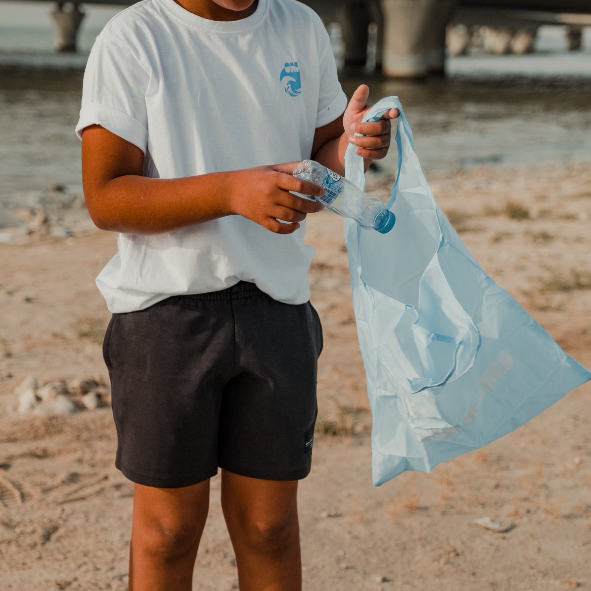 iam_oceanminded's tweet photo. Lets #wave it up and enjoy the weekend. Be #kind &amp; #responsible towards the #ocean when you go by. pick up our #pocketbag &amp; throw trash where it belongs. 
link below 
https://t.co/Z6y2VYnGtx 
#IAMOCEANMINDED
#LoveProtectRespect
#kuwait https://t.co/ozHQ611WeF
