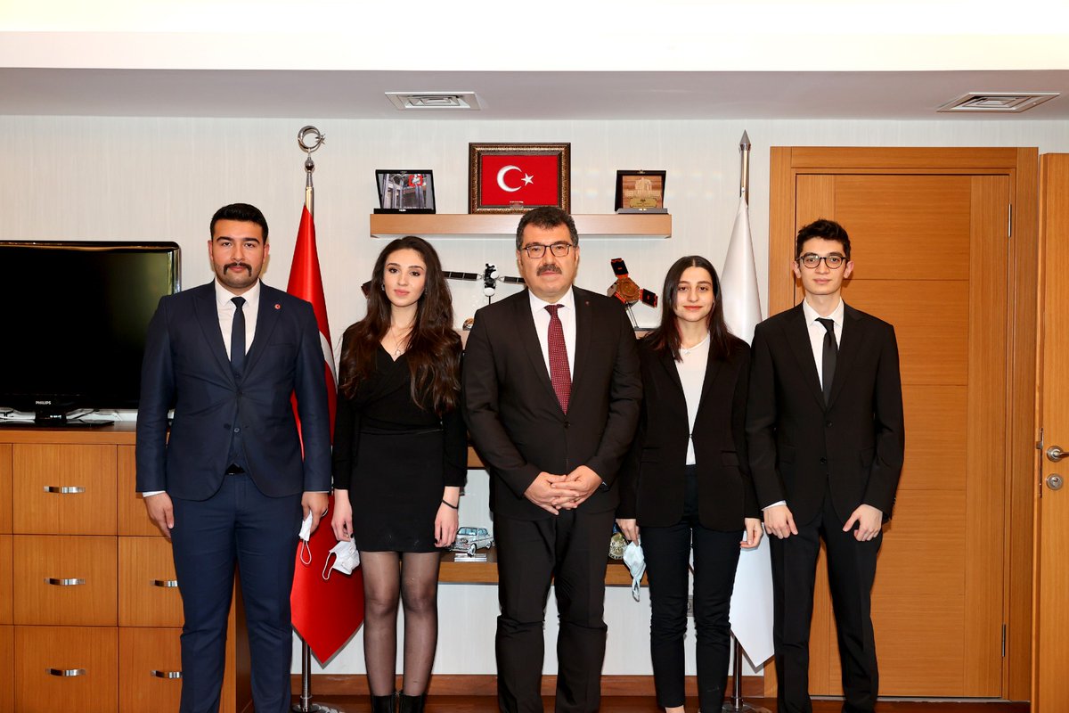 Gazi Üniversitesi Makine Topluluğu olarak Tübitak Başkanı Sayın Prof. Dr. Hasan Mandal Beyefendi'yi ziyaret ettik. İleriye dönük proje ve çalışmalarımız hakkında istişare ettik. İlgi ve alakalarından dolayı teşekkür ederiz.