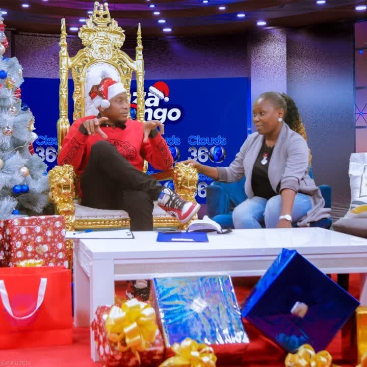 CloudsMediaLive's tweet photo. "Hiki ndicho kipindi ambacho watu wanajiachia sana kwenye mlo hadi kufika January wamekuwa wameongezeka. Faza Michongo ametuambia licha ya kwamba una Mil. 2 ulizoshinda za Mchongo Pesa lakini lazima uhakikishe afya yako ni bora, sasa sisi tumekuletea unga wa Ufukwe - #Dahuu https://t.co/61kLn5fLVS