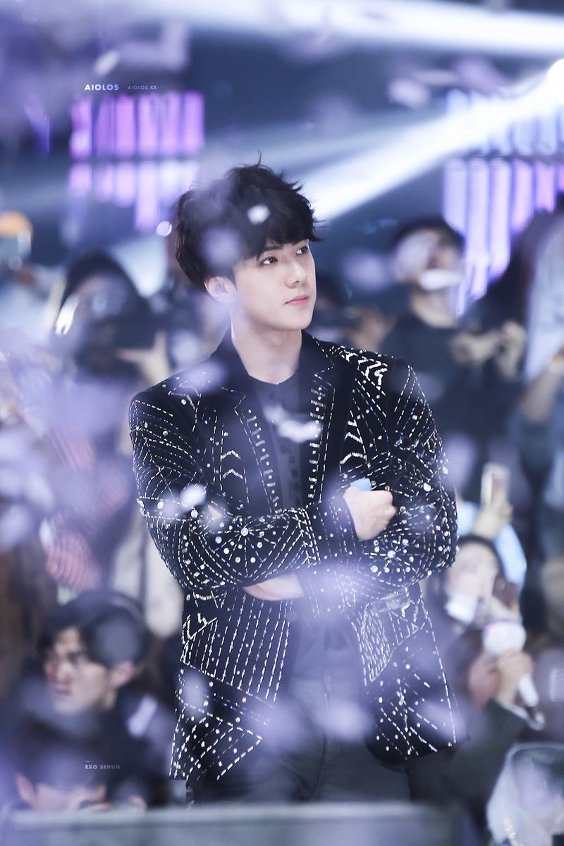 aeribase's tweet photo. DI BALIK FOTO SEHUN YANG TERLIAT CUEK COOL INI, TERNYATA DIA SEDANG JAGA LUBANG SUPAYA GK ADA IDOL YANG JATUH DI SANA 😭😭😭 ⭐  https://t.co/pIRR2Hbf0G