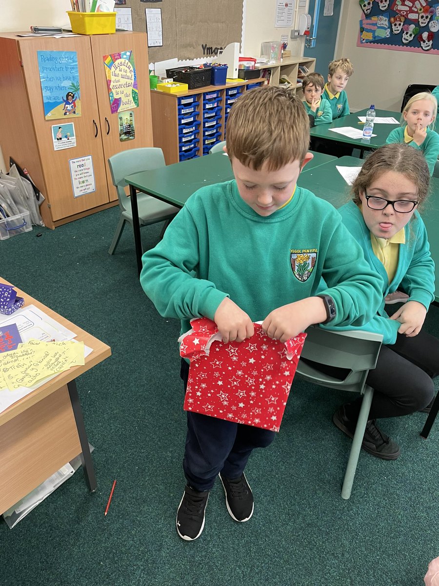 MissGwynPYP's tweet photo. Agor ein llyfr cyntaf o’r Calendr Adfent Llyfrau ddoe.
Our Book Advent Calendar started yesterday!
I wonder what we’ll open today 📚😍 @YsgolPenyPil @LlyfrauCymru
#readingisfun #AdventCalendar #darllen https://t.co/A442uvN62z