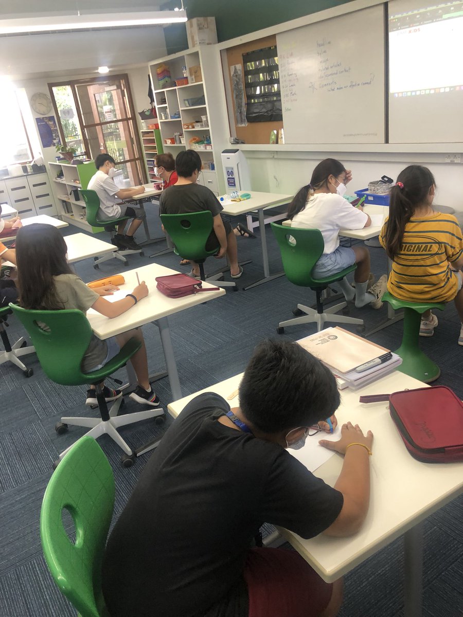 vpriyatech's tweet image. Grade 5 students learning about how to comment effectively online. Start with a friendly greeting, give constructive criticism, ask a question and end with thanks #AISCGrade5 #AISCTech