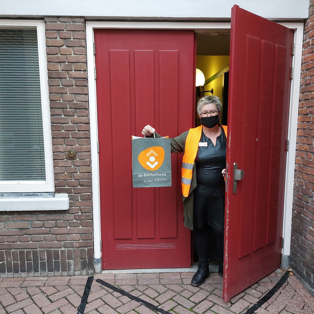 Ondanks dat we tot 20 uur open mogen blijven, sluiten wij onze Bieb doordeweeks om 17 uur. Maar dinsdags van 17 - 19 uur kunnen leden die overdag werken, hun boeken inleveren of op afspraak gereserveerde boeken of een Verrassingstas ophalen in de vestiging Barneveld. #service