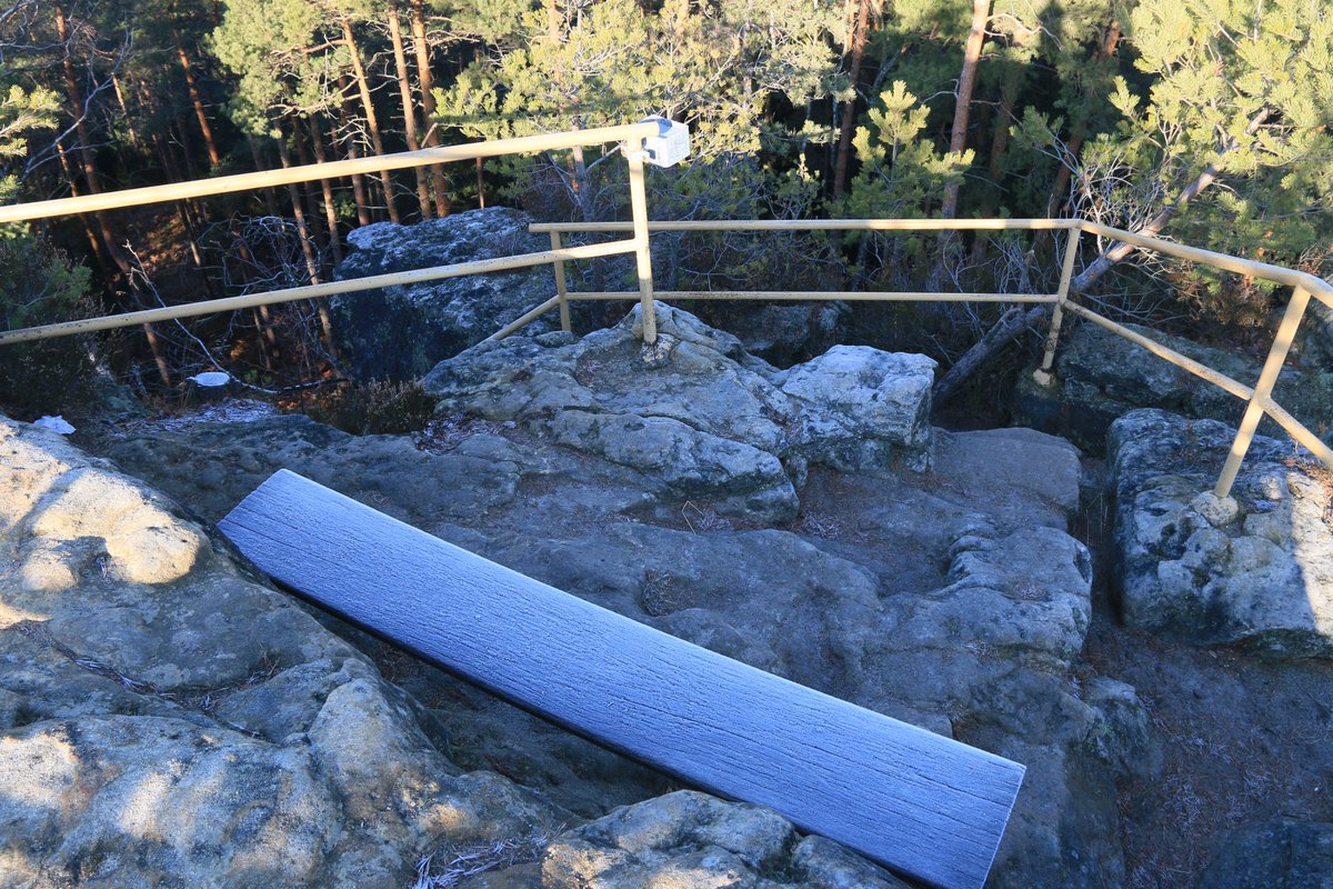 Forstler1's tweet photo. Der #Forststeig führt über den #Katzstein am wenig bekannten #Müllerstein und am #Spitzstein vorbei. Der #Spitzstein ist ein kleiner freistehender Sandsteinfelsen, der über die Baumkronen reicht und von dem man weite Sicht auf die #Tafelberge der linkselbischen Sä. Schweiz hat. https://t.co/I1VhjSWWjt