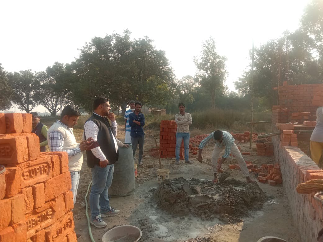 विकास खण्ड खेसरहा की ग्राम पंचायत का भ्रमण कर आवश्यक दिशा निर्देश देते हुए<a href="/AmitSri30/">Amit Srivastav</a>