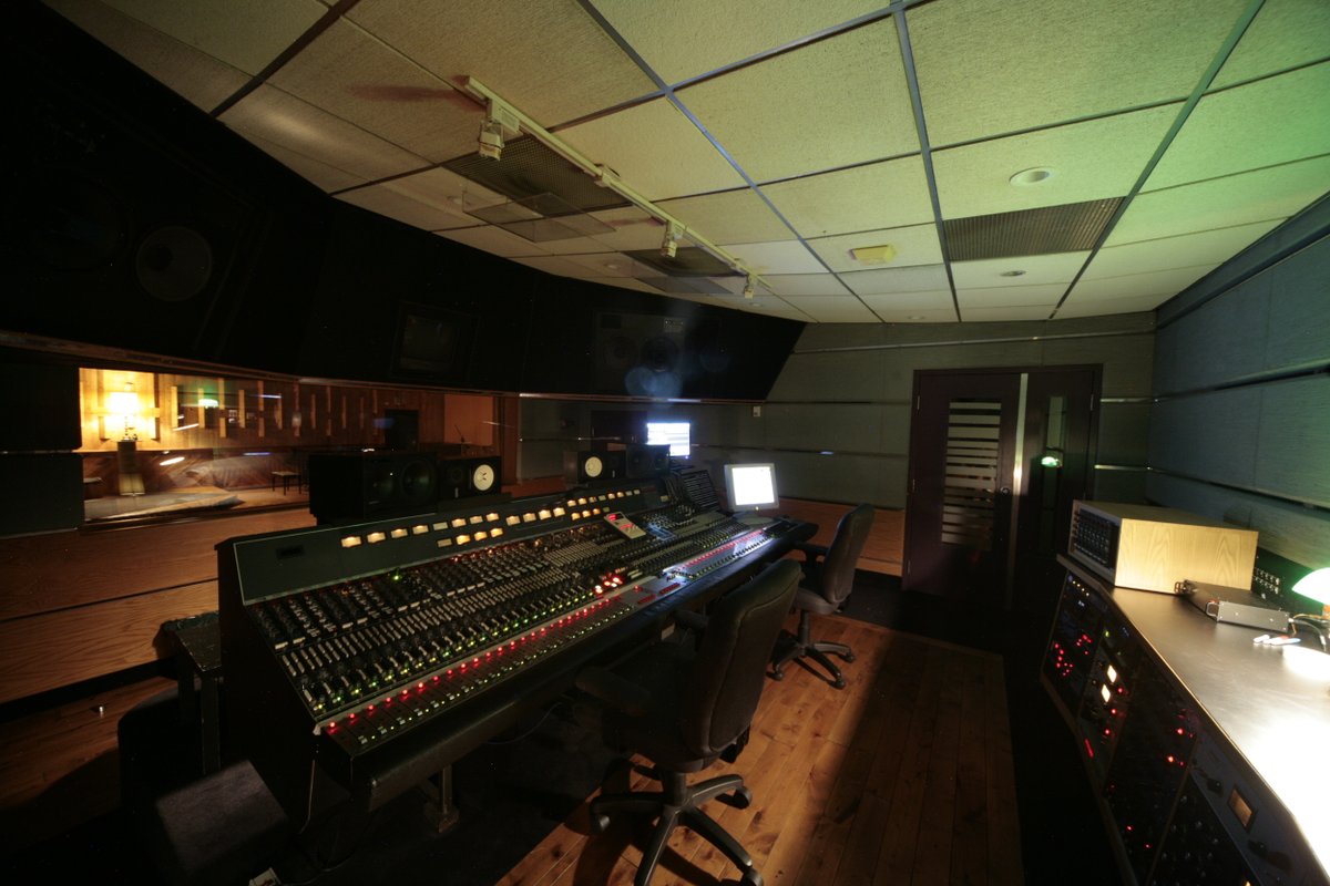 ZedProdStudio's tweet photo. An Oldie but a Goodie.

#neve8048 #neve #thefactory #littlemountain #vancouver #recordingengineer #80sseries https://t.co/0hD4vKdblx