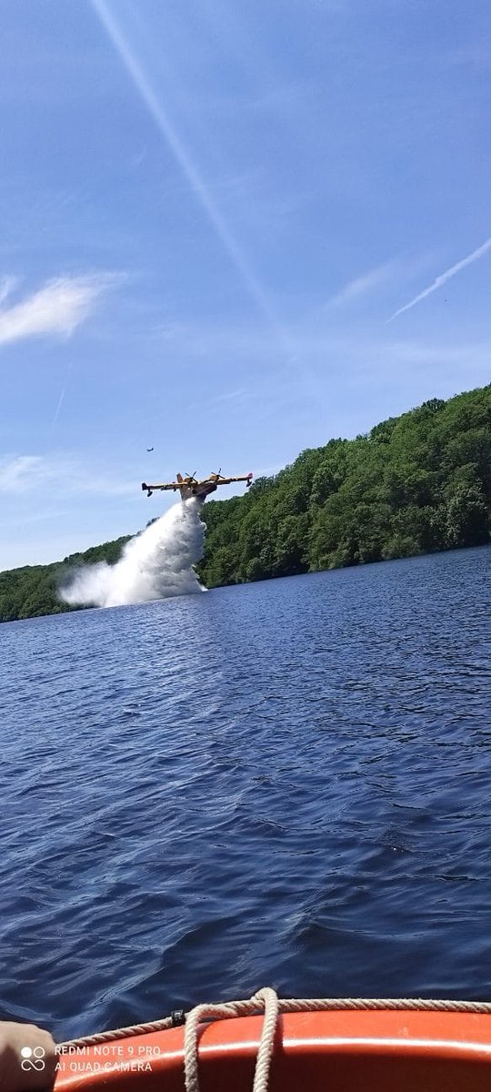 pompiers36's tweet photo. #LeSaviezVous 🛩️ Pour faire face à l'extension du risque de #FeuxDeForêt à l’ensemble du territoire, le lac d'#Éguzon est officiellement homologué comme zone d'écopage pour les avions bombardiers d'eau de @SecCivileFrance par le @Prefet36 et le @Prefet23 depuis le 11 novembre. https://t.co/4jTHEbhAGe