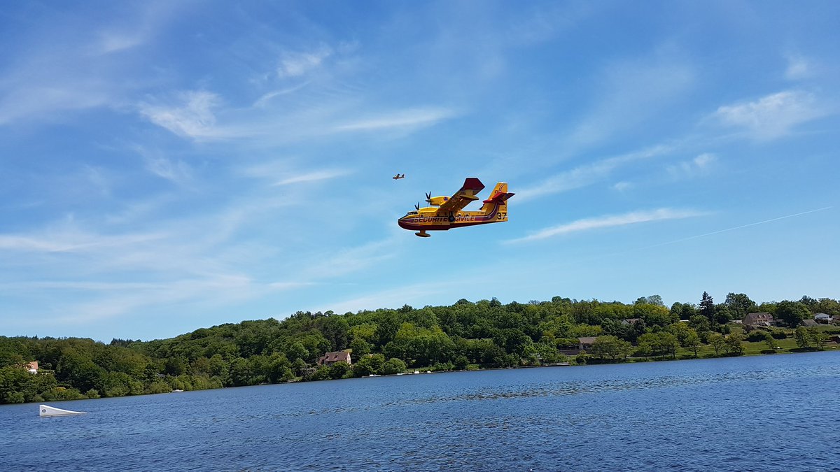 pompiers36's tweet photo. #LeSaviezVous 🛩️ Pour faire face à l'extension du risque de #FeuxDeForêt à l’ensemble du territoire, le lac d'#Éguzon est officiellement homologué comme zone d'écopage pour les avions bombardiers d'eau de @SecCivileFrance par le @Prefet36 et le @Prefet23 depuis le 11 novembre. https://t.co/4jTHEbhAGe