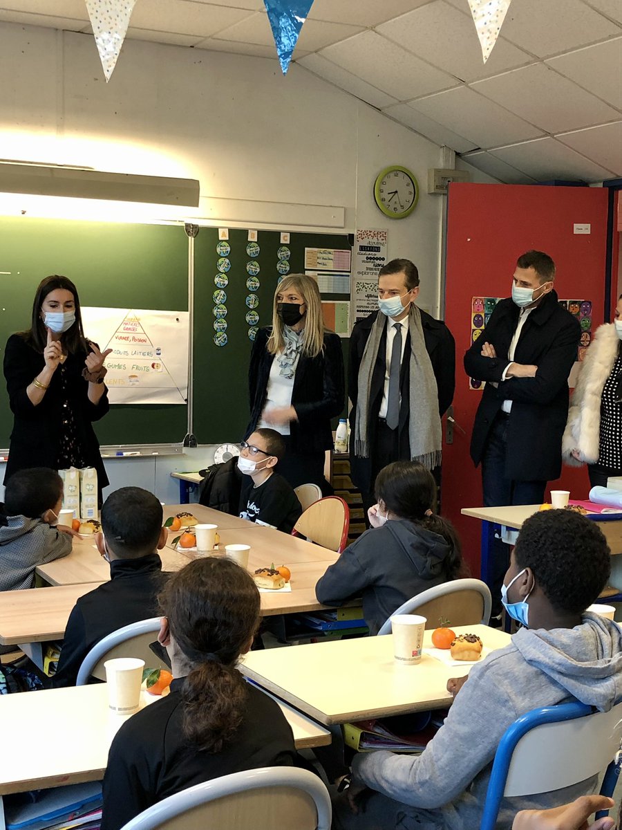 DSDEN13's tweet photo. Ce matin à St André La Castellane tous les élèves ont profité de #PetitsDéjeuners en présence de Vincent Stanek @dsden13 et de @huguet_pierre mairie @marseille. Une #JusticeSociale qui contribue à la #réussite des élèves. Une action conjointe avec les enseignants et les agents https://t.co/66PaaVoMCd