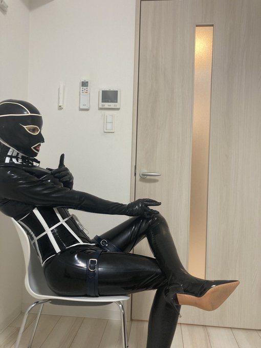 イス便利😊 https://t.co/mWXoFS19vY<a href="/tag/femalemask"class="tags"><span>#femalemask</span></a><a href="/tag/siliconesuit"class="tags"><span>#siliconesuit</span></a>