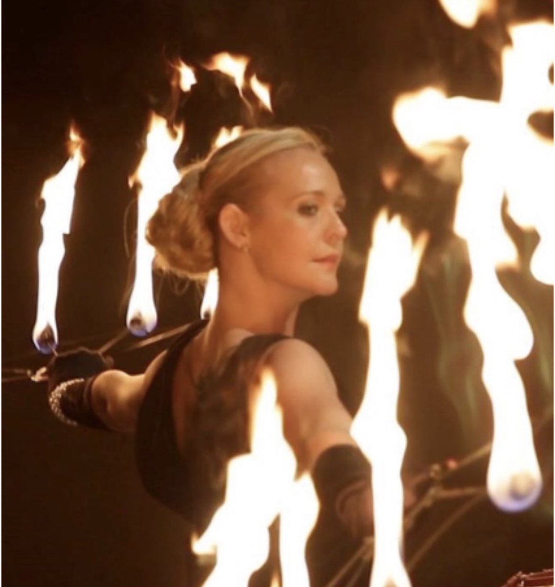 Get ready for Twinkly Twilight on Porlock High Street on Sat 4th Dec

It's going to be a light and fire-tastic affair with a medley of light jugglers, fire breathers, fire eaters, fire fan and poi performers in action - FREE parking #porlock #exmoor #xmaslights #visitexmoor