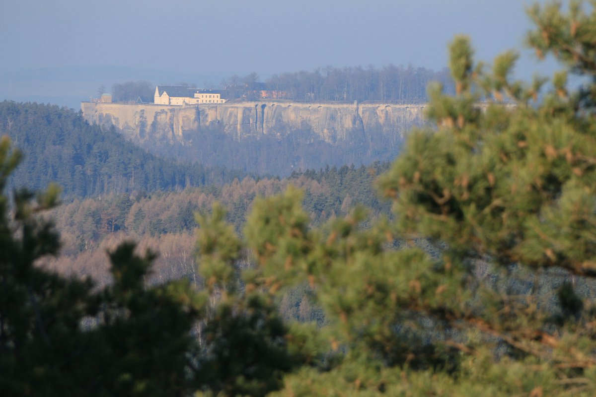 Forstler1's tweet photo. Blick vom #Spitzstein auf die südliche Seite des #Königsteins. Die an der Kante des Steins sichtbare Befestigung wurde erst nach dem Deutsch-Französischen Krieg durch französische Kriegsgefangene nach 1871 errichtet. https://t.co/cTmzgRPUWF