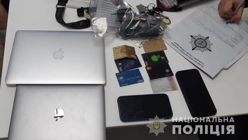 NPU_GOV_UA's tweet photo. У Львові поліцейські повідомили про підозру зловмиснику, який  здійснював фінансові операції з чужих профілів у соцмережах  

⏩https://t.co/s1UrzdjFdb

#поліція #Львів #новини https://t.co/KpblXSp5en