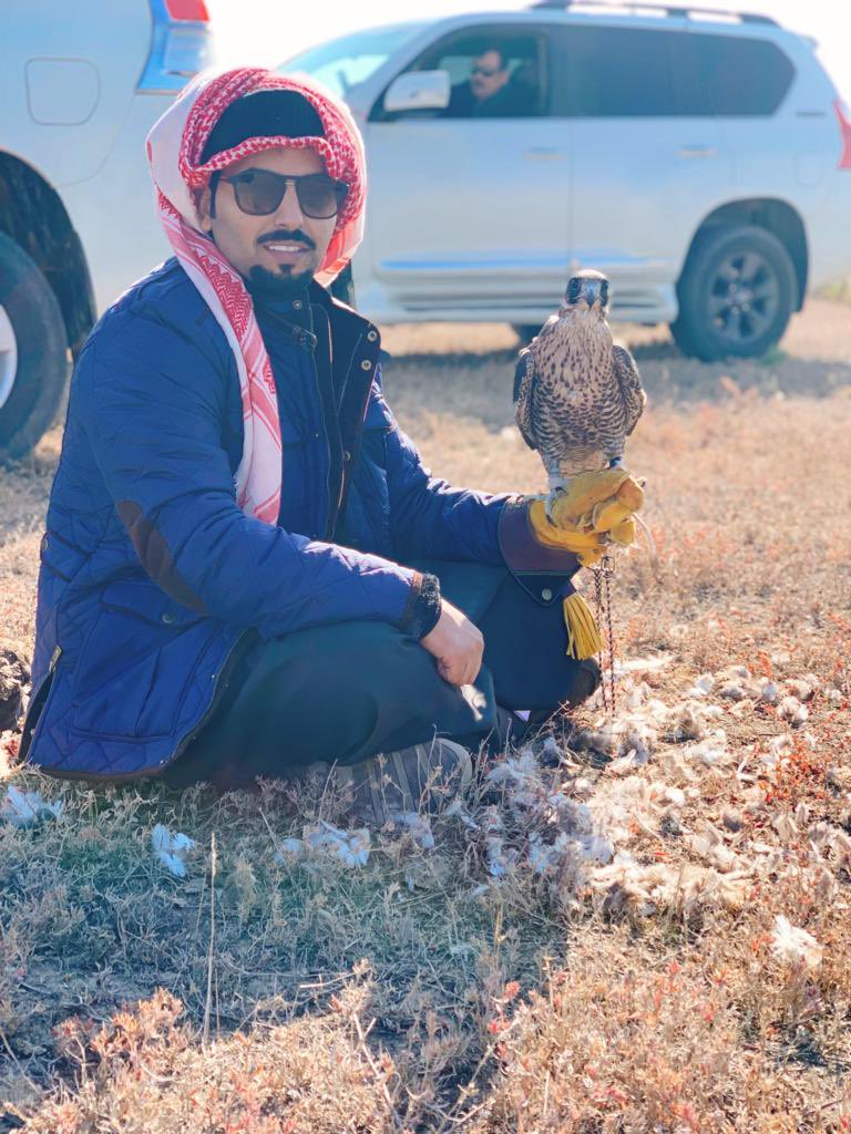 أحبه و أتفاخر به و أشوفه غييير
ولا أكذب لو أقول إني ما أشوف الناس

عليه من الثنى ما رف جناح الطيير
و عليه من الرضى ما نسنس النسناس

عشير الغانمين أهل التقى والخير
قوي الباس ذخر معربين الساااس