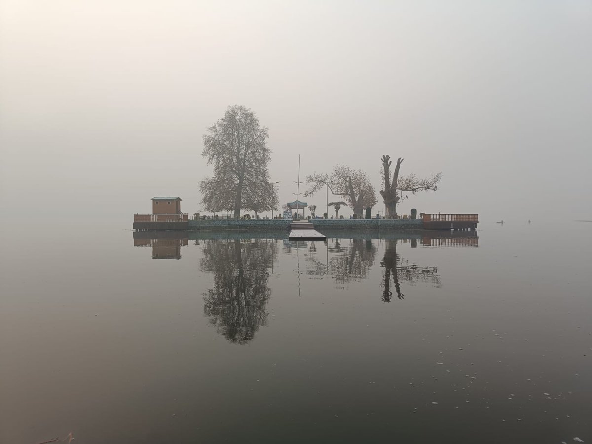 TeamIndiacom's tweet photo. Enchanting #DalLake #Srinagar on a chilly winter morning.@IndiatourismM @jktourism_corpn @tellme16039178 @MadanRao https://t.co/YgQ1yxwRJp