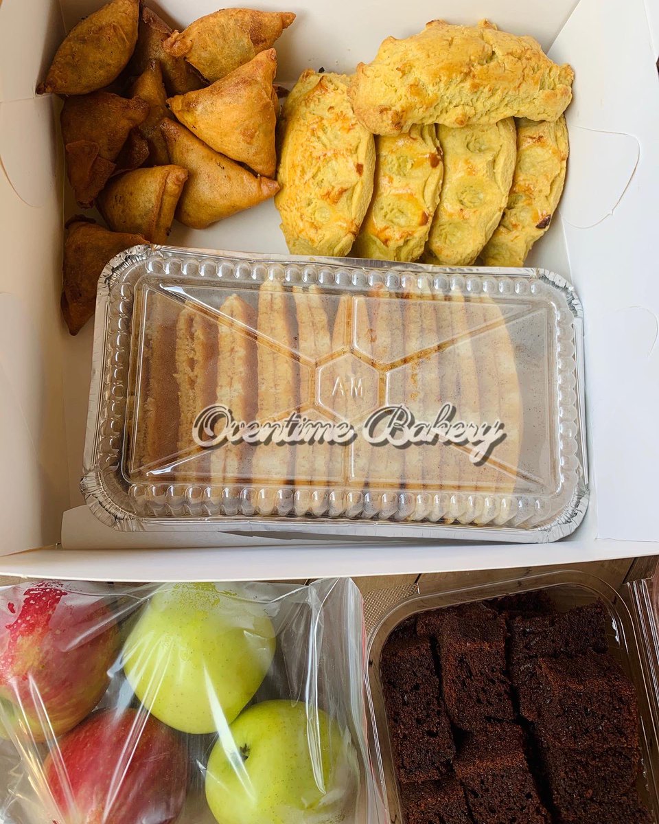 OventimeG's tweet photo. 😻A comeback 😻. Something small to satisfy his cravings. Varieties for a lovely customer💯
.
.
#meatpies #pie #samosas #samosalover #pielove #pancakes #fluffypancakes #chocolate #chocolatecake #oventime_gh #breakfast #breakfastbox #ghanabakers #ghanabakery🇬🇭 https://t.co/8KpLr4AVYR