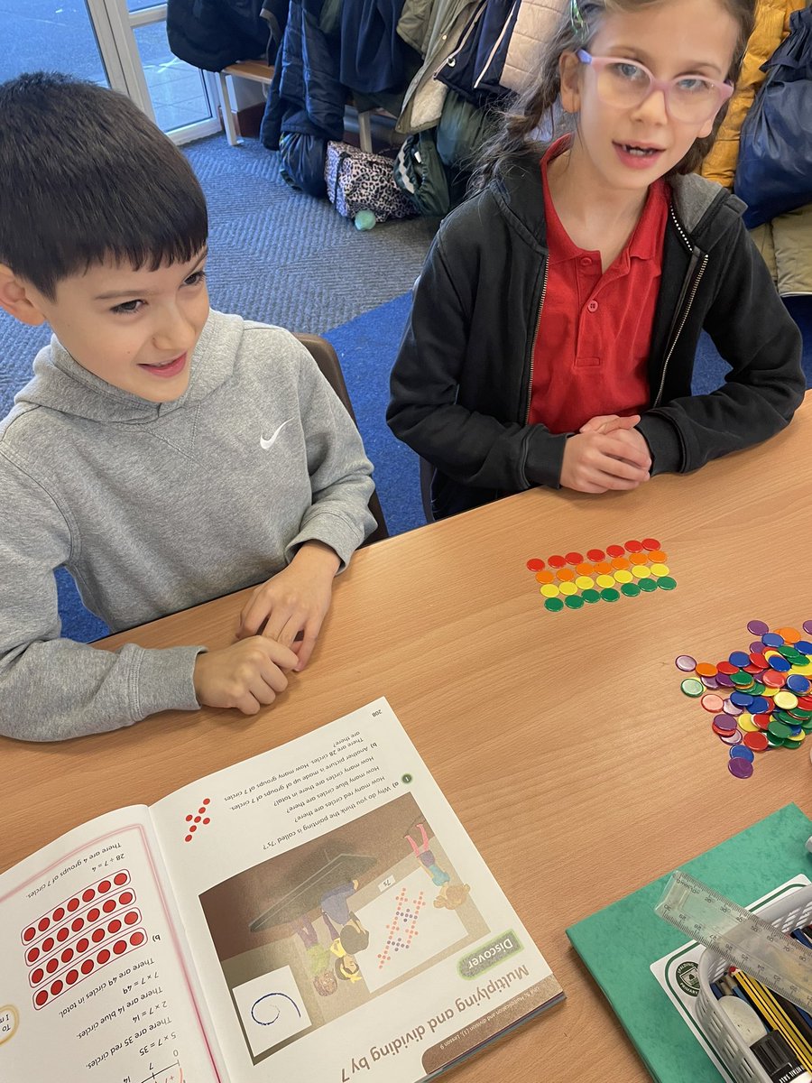 Y4Spa's tweet photo. During Maths this week, Year 4 have been working on their multiplications. They have been using counters to create physical, visual arrays to help them to understand the relationship between the numbers being multiplied! ✖️➗@Y4Spa @SpaldingPriAcad @InfinityAcad https://t.co/Rfxy4f2OgV