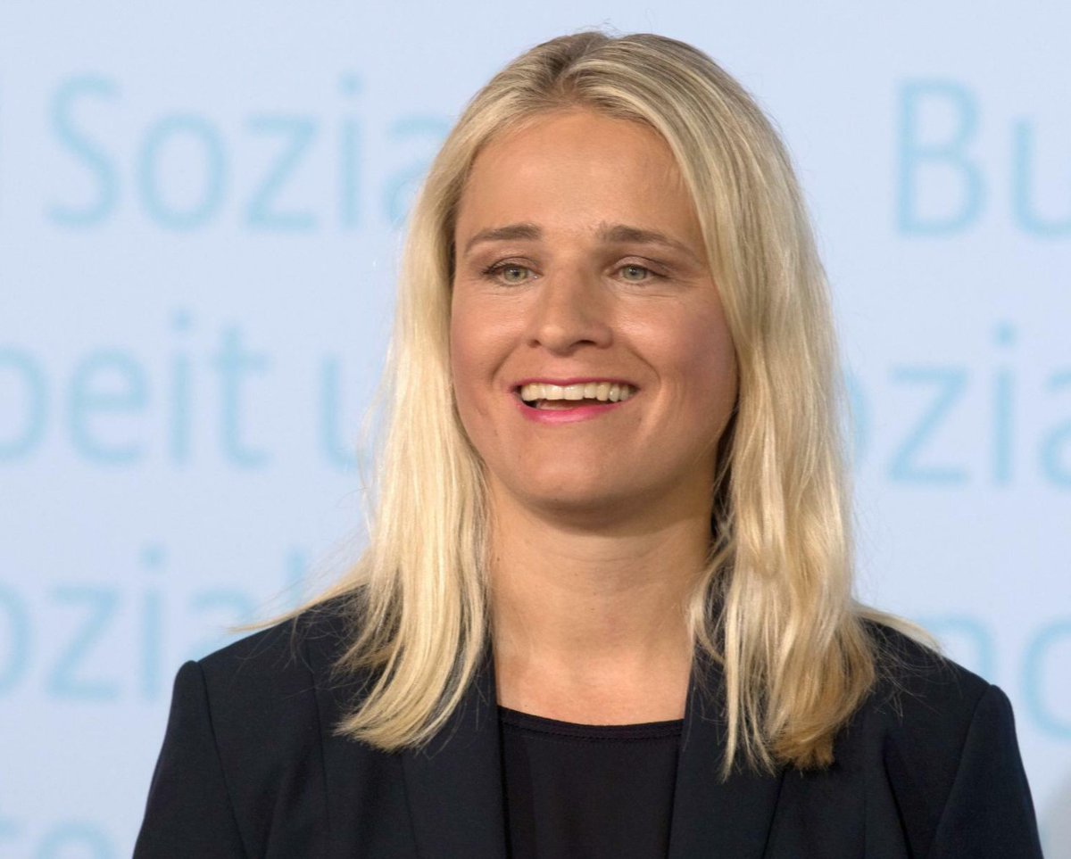 kaistuehrenberg's tweet photo. Verena Bentele Vortrag bei der Arbeits- und Sozialministerkonferenz machte heute deutlich, dass wir im Bildungs- und Sozialbereich massiven Handlungsbedarf haben. Versorgung mit Energie ist nicht für alle Menschen selbstverständlich.#vdk #stromsperren #energiearmut #asmk https://t.co/DKC4nLaKd4