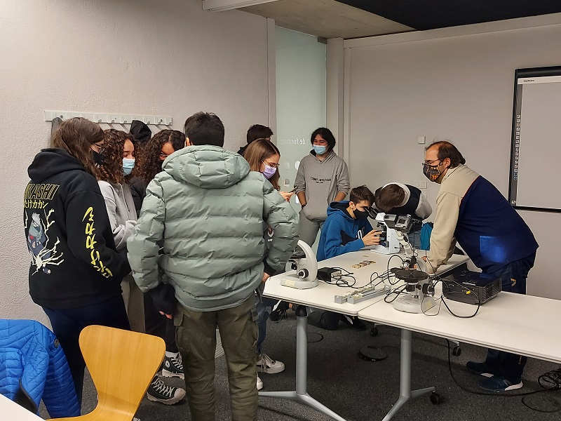 upcmanresa's tweet photo. Del 12 al 21 de novembre vam fer diverses activitats per a la Setmana de la Ciència 2021 #SC21CAT @fundaciorecerca
Us en mostrem algunes imatges
@BibliotecaBCUM @ExploratoriRN
@la_UPC @CampusManresa https://t.co/SIc1rEvb3K