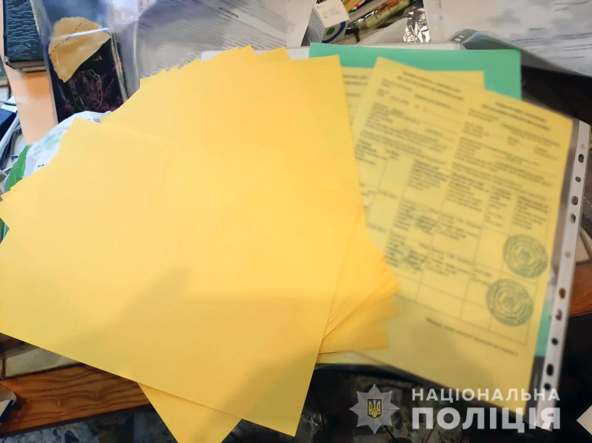 NPU_GOV_UA's tweet photo. Чернівецькі правоохоронці ліквідували шахрайську схему збуту підроблених документів і COVID-сертифікатів 

Деталі: https://t.co/1ImTK0I7cV https://t.co/lnQIxm10dB