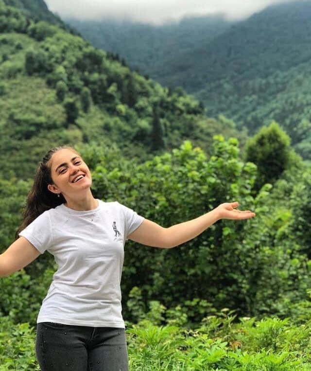 solartvin's tweet photo. Üzüntümüz çok büyük. Artvin Borçka Klaskur Köyü sakinlerinden, Lapera Pansiyon emekçisi, partimizin her daim dostu olan Eylem Yıldız(26) bir süredir mücadele ettiği lösemi hastalığı sonrası ne yazık ki hayatını kaybetti. Anılarını yaşatacağız, Eylem’i unutmayacağız! https://t.co/KUuZZb1bLU