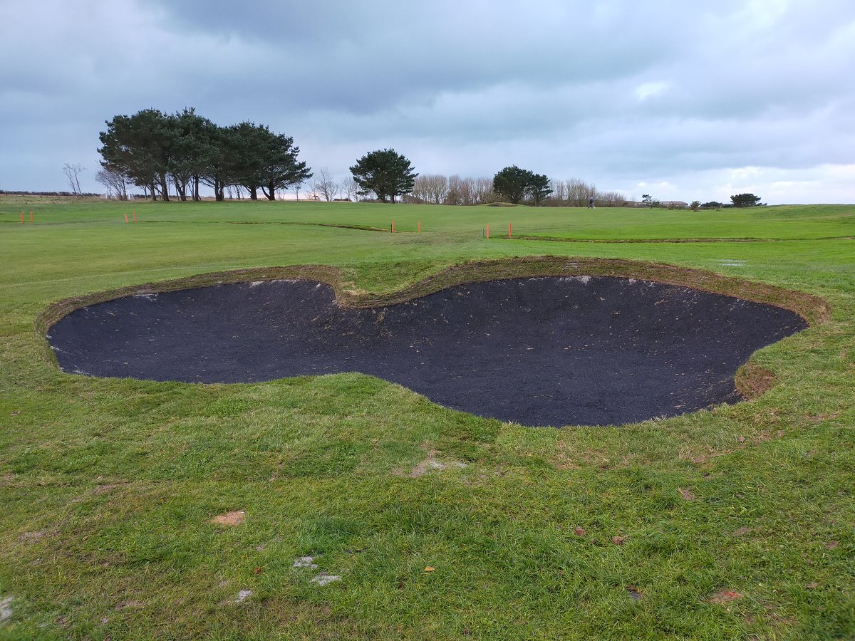 TomCollingsHGK's tweet photo. Interesting weather this week 💦🥶🌬️ @PointatPolzeath but the team still managed to complete 2 bunkers and get another one ready for rubber crumb #greenkeeper #cornwall #TeamPoint 🏌️🏄🤙 https://t.co/GNcupRf11m