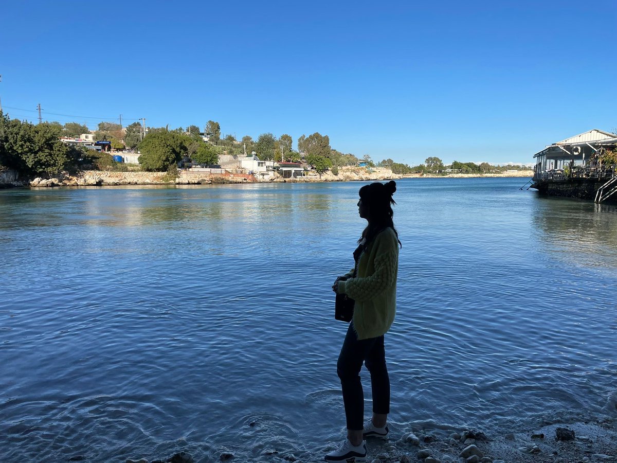 Bir yanım gündelik şeyler
Evdir ekmektir
Yaşadığım kaskatı;
Bir yanım olmadık türküler söyler
Yoldur özlemdir...

Şükrü Erbaş