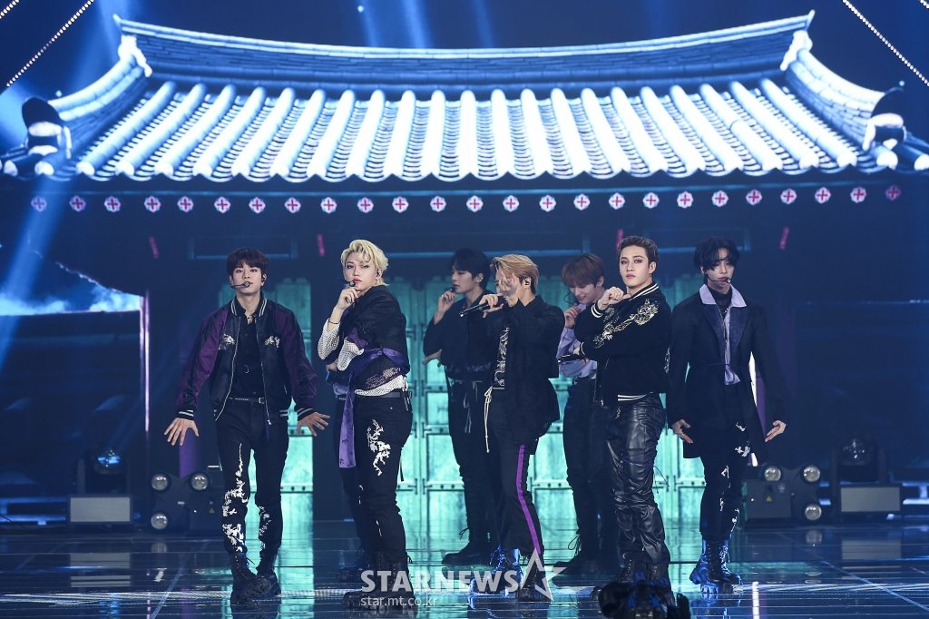 StrayKidsGlobal's tweet photo. [PRESS PICS] (1)

@Stray_Kids performing at the 2021 Asia Artist Awards (2021 AAA)

#SKZ_1stDAAAESANG
#Straykids1stDAESANG 
#스키즈_AAA올해의퍼포먼스대상_축하해

#StrayKids #스트레이키즈 #スキズ https://t.co/3P4v9YuJkt