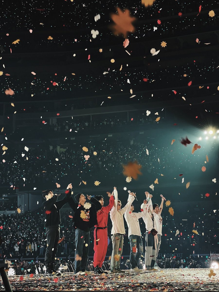 RonyRon0613's tweet photo. 생각해보니 석진이의 첫 삼십대, 윤기의 이십대 마지막, 물오른 스물여덟의 호석이와 남준이, 스물 일곱 아름다운 지민이와 태형이, 빛나는 이십대 중반의 정국이까지 이 한 해를 아무도 못 볼 뻔 했잖아! 비록 난 한 번도 못봤지만 누군가가 그들의 이 아름다운 한 시절을 목격해서 정말 다행이야. https://t.co/VFCJ5J94Io