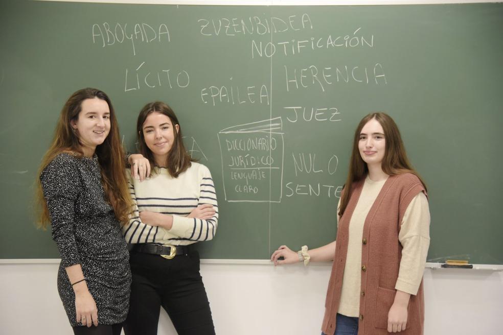 deusto's tweet photo. Nuestras estudiantes de @DerechoDeusto + @deustoKom, Paula Arguinchona, Naiara Álvaro e Ilune Saiz han trabajado junto a la Asociación de Lectura Fácil (@LF_Euskadi) en un diccionario online para entender la terminología jurídica 👏👏👏👏 https://t.co/Ss35AY0O2s https://t.co/B3CPCJNNMc