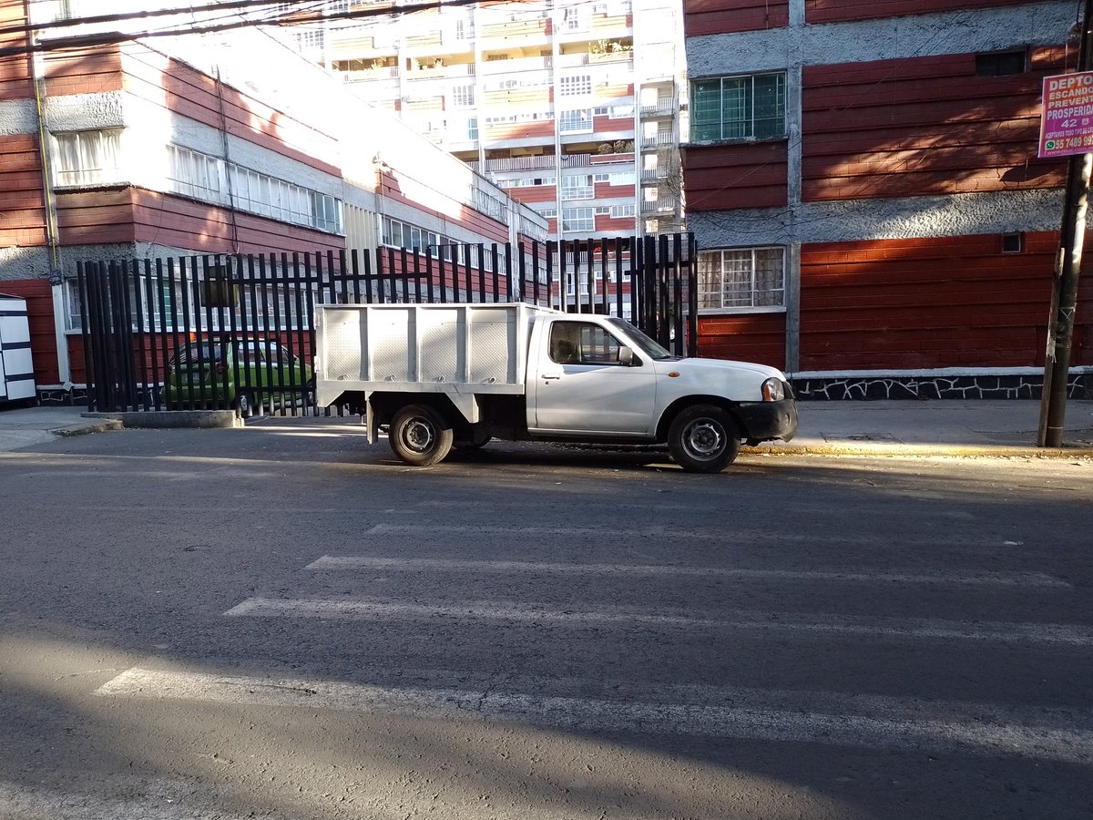 snakeiga77's tweet photo. #OVIALCDMX
#TransitoGCDMX 
#alcaldiabenitojuarez

Vehículo estacionado en cruce peatonal en la esquina de Parroquia y Linares, Col. Del Valle, Benito Juárez, 03100

Lleva 2 días ahí parada y además comentan los usuarios del estacionamiento que está estorbando la entrada y salida. https://t.co/tj9kWhNKoN