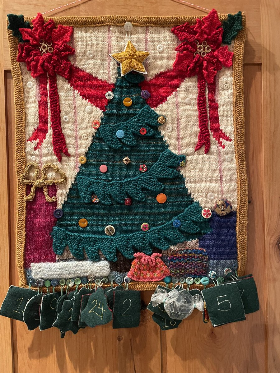 textilefusion's tweet photo. I embroidered the number 2 on the back of this snowman ornament. Today, December 2, I’ll button it to my knitted Advent calendar Christmas tree. On Christmas Eve, the tree will be full of ornaments.🎄
#KnitAdvent #SnowmanOrnament #KnitOrnament https://t.co/BHro0zFA8I