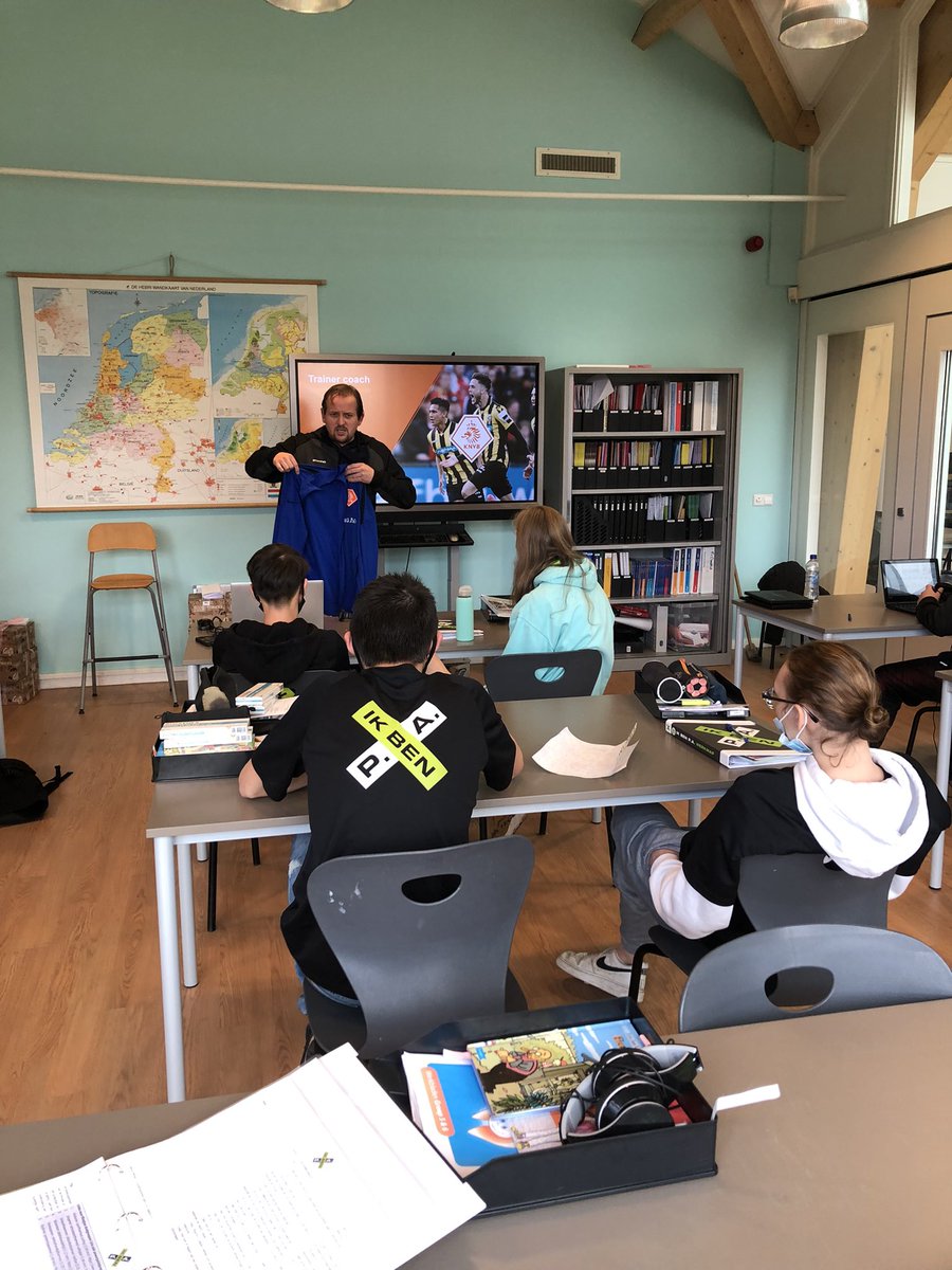 ChantalMigo's tweet photo. Trainer - coach Jeroen van de @KNVB kwam vandaag vertellen over het vak trainerschap. Sport PA @specialheroes heeft mooie inzichten gekregen over het vak en neemt dit mee de praktijk in! https://t.co/repwbQnliM