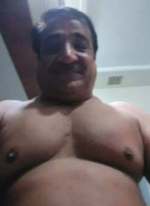 ساہیوال سے ہے گانڈمرواتا ہے بچوں سے
 پیسے لیتا ہے ایک شاٹ کا تین ہزار