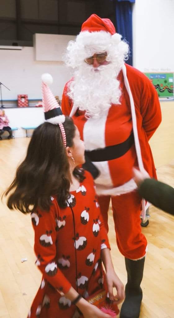 It's December!!! One of my two favourite months of the year!! Does anyone knows this Santa?? <a href="/AvonwoodHead/">Mr Jackson</a> 
<a href="/AnthonyNEvans/">AnthonyNicholas🏴󠁧󠁢󠁷󠁬󠁳󠁿🐕🎧🎤🥟</a> 
Missing Avonwood Christmas spirit ❤️
🎅🎄🥰