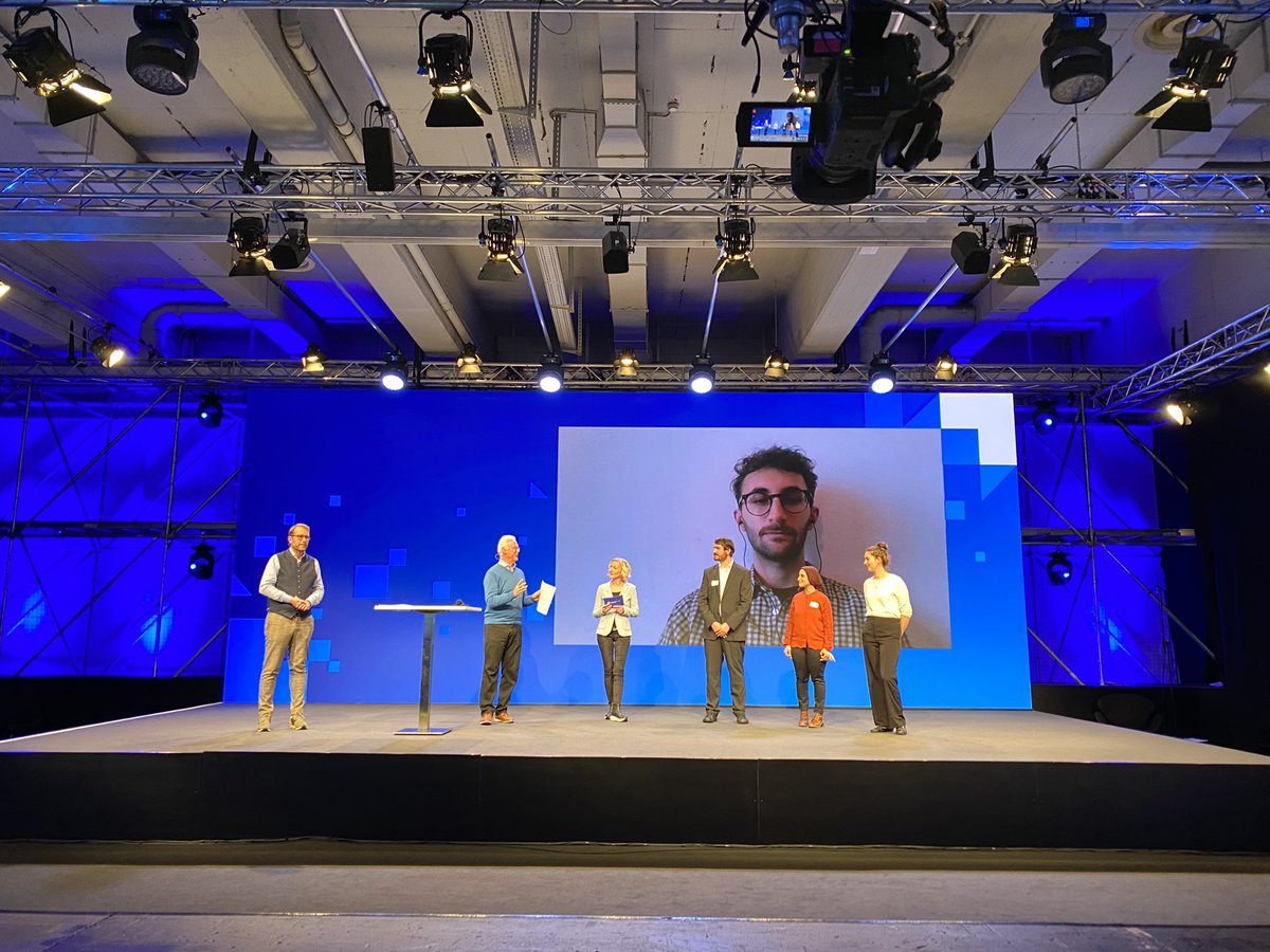 TECHTIDE_NI's tweet photo. Weiter geht’s auf Bühne 1 mit der Auszeichnung der #KI Talente auf der #TECHTIDE 🥇🏆 https://t.co/hGcZ39qw5G