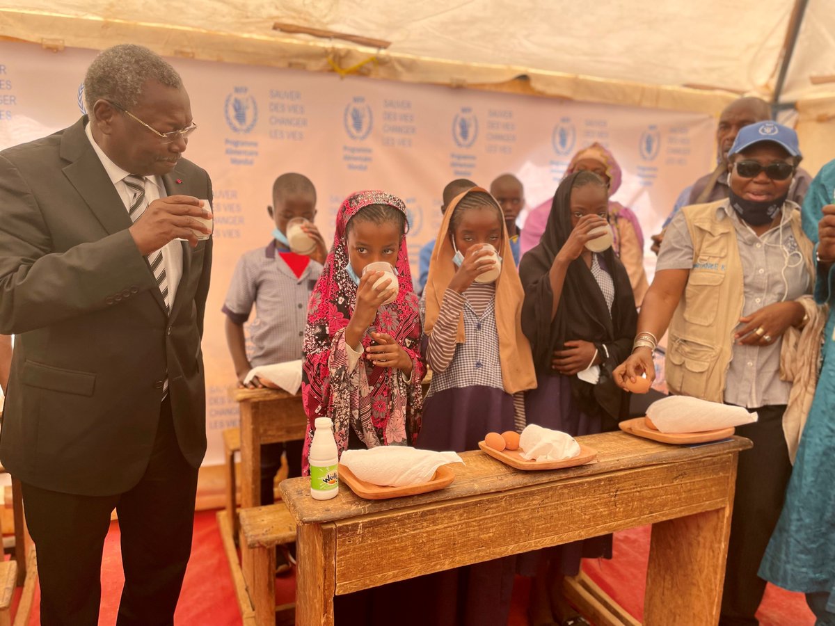WFP_Cameroon's tweet photo. #Cameroon🇨🇲

#HappeningNow

@minepiacameroun shares benefits of Home Grown School Feeding in #Adamawa with 100% locally produced &amp; processed food🍠🥚🥛🍞supported by #WFP 

HGSF boosts nutrition &amp; education while promoting sustainable agriculture. Everyone wins

#ChangingLives https://t.co/d0gEyf0lSh